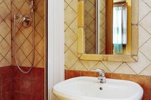 Shower - Sun-kissed holiday home with swimming pool (Itieli)