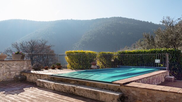 A rooftop pool with a view of a forested hill. - Sun-kissed holiday home with swimming pool (Itieli)