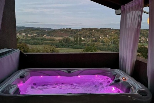 Outdoor spa tub