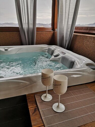 Viksa with Jacuzzi  sleeps 2