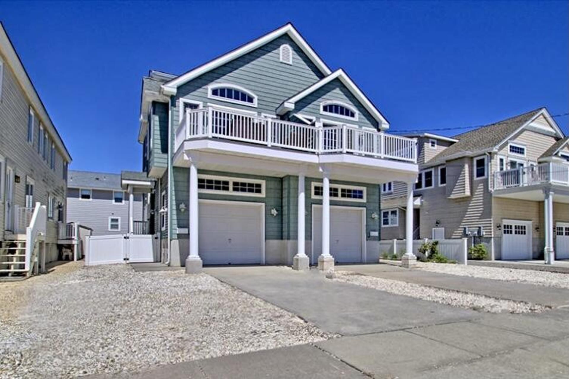 Bright & airy updated 4 Bedroom 3.5 Bath townhouse!