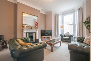 Smart-tv och eldstad