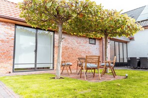 Outdoor dining - Het Heidehuis - beautiful vacation home with all comfort and beautiful garden (De Haan)