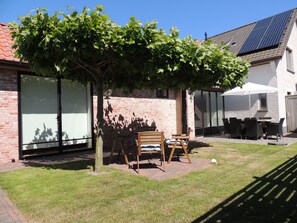Outdoor dining - Het Heidehuis - beautiful vacation home with all comfort and beautiful garden (De Haan)