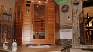 Uma sauna com fachada de madeira, painel de controle e porta de vidro.