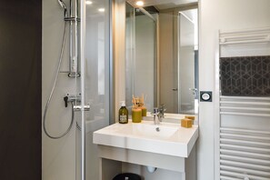 Shower - Secluded Chalet in Hourtin with Swimming Pool (Hourtin)