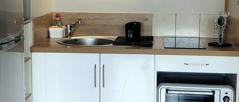 Fridge, microwave, oven, coffee/tea maker
