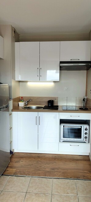 ثلاجة، ميكروويف، فرن، ماكينة لصنع القهوة/الشاي