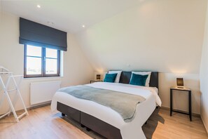 4 bedrooms, travel cot, free WiFi - Chic Villa in Comines-Warneton with Garden (Comines-Warneton)