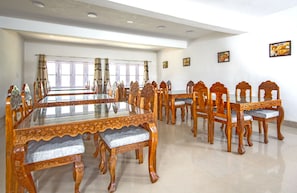 Café da manhã com buffet grátis todos os dias