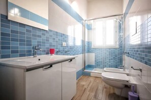 Dusche, Haartrockner, Bidet