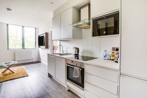 Réfrigérateur, four à micro-ondes, surface de cuisson