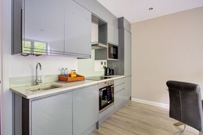 Fridge, microwave, stovetop, toaster - Simplistic Apartment in Milton Keynes near Willen Lake (Milton Keynes)