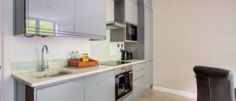 Frigorifero, microonde, piano cottura, tostapane