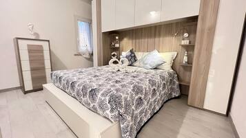 1 bedroom, bed sheets