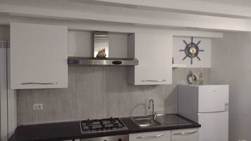 Microonde, forno, piano cottura, pentole/stoviglie/utensili