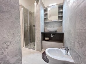 シャワー、ヘアドライヤー、ビデ、タオル