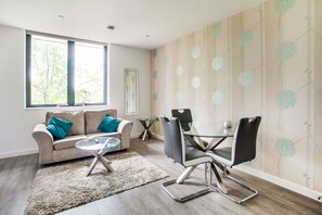 Interior - Elegant Apartment in Milton Keynes near Snozone (Milton Keynes)