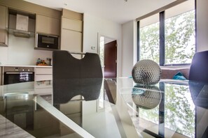 Dining - Elegant Apartment in Milton Keynes near Snozone (Milton Keynes)
