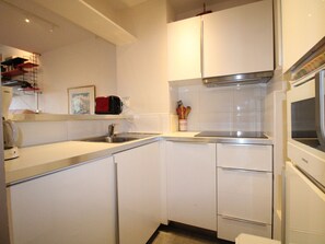 Kühlschrank, Mikrowelle, Geschirrspüler, Toaster