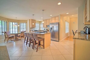 Mikrowelle, Geschirrspüler, Wasserkocher mit Kaffee-/Teezubehör, Toaster