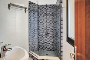 Dusche, Haartrockner, Bidet