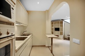 Réfrigérateur, four à micro-ondes, un four, surface de cuisson