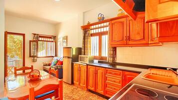 Een koelkast, een magnetron, een oven, een kookplaat