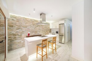 Fridge, microwave, stovetop, toaster - Belvilla by OYO Apartment in Adeje (Adeje)