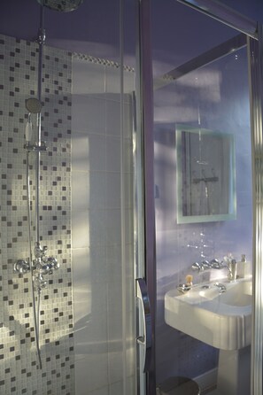 Ensemble douche/baignoire, sèche-cheveux, papier toilette
