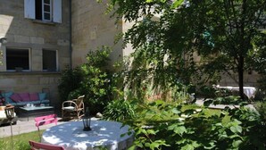 Un patio con una mesa redonda, sillas y un sofá.
