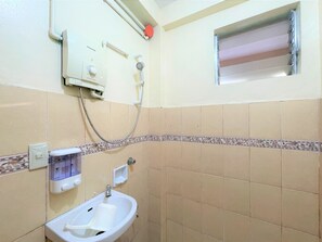Family Room | Bathroom -  OYO 876 Escurel Inn Boracay (Boracay Island)