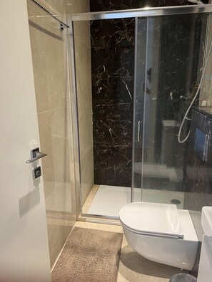 Kombination af bruser/badekar, håndklæder, Toiletpapir