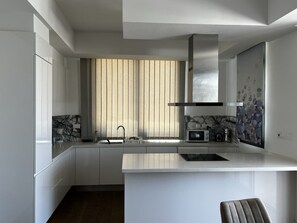 Réfrigérateur, four, lave-vaisselle, serviettes en papier