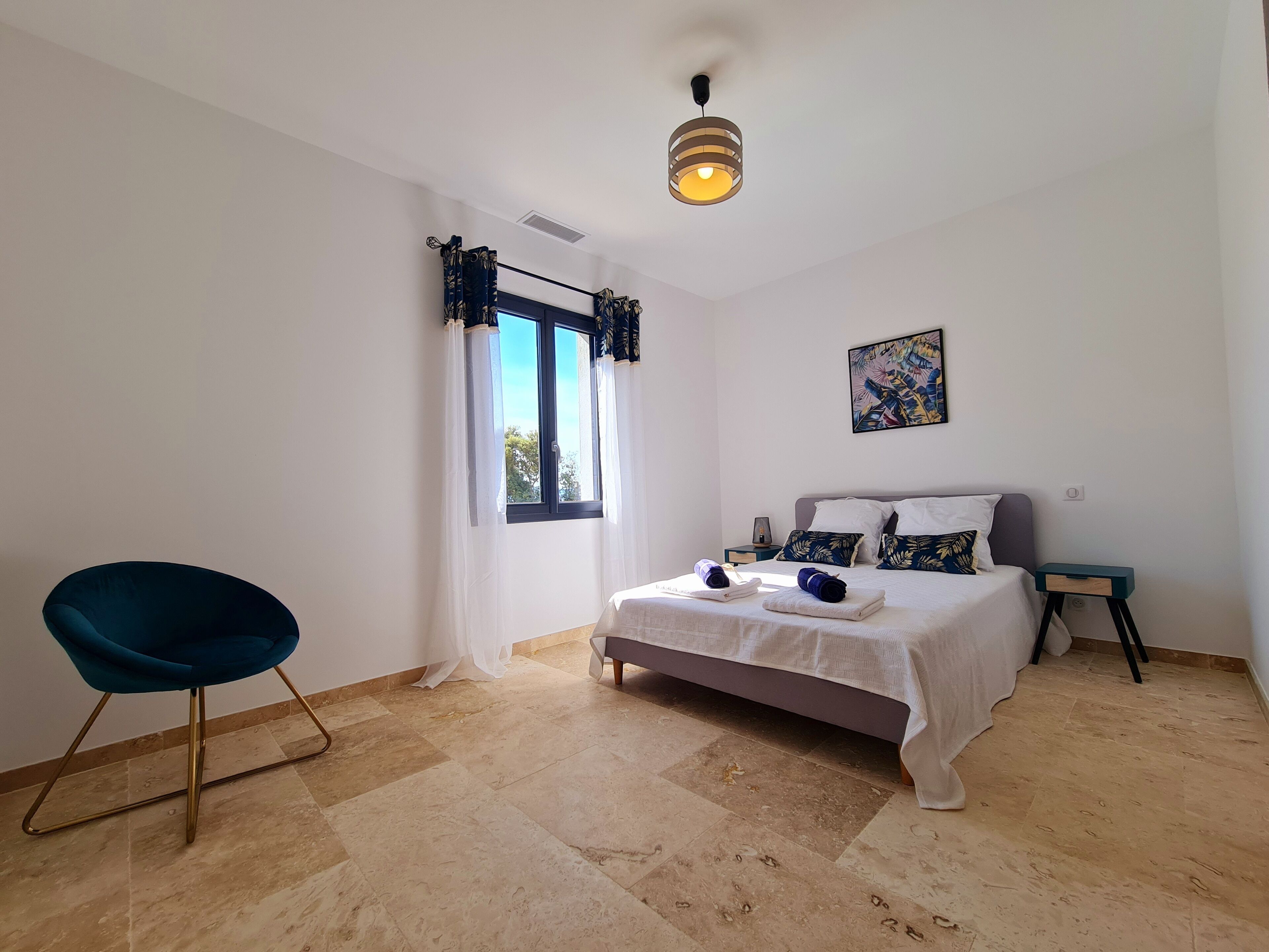 3 habitaciones, tabla de planchar con plancha y cuna de viaje 