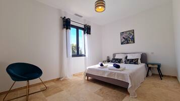 3 habitaciones, tabla de planchar con plancha y cuna de viaje