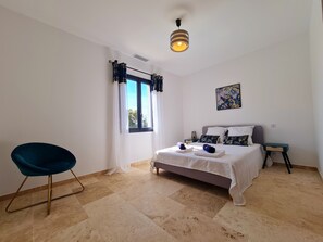 3 habitaciones, tabla de planchar con plancha y cuna de viaje