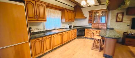 ثلاجة، ميكروويف، فرن، موقد طهي مسطح