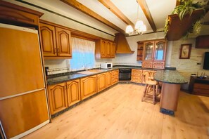 Coffee/tea maker, fridge, microwave, oven