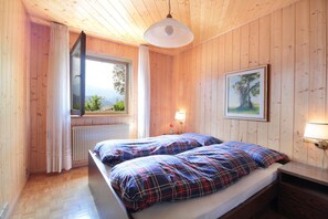 2 slaapkamers, een strijkplank/strijkijzer, internet