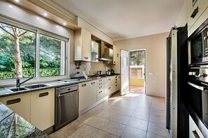 Kjøleskap, ovn, kokeplater og oppvaskmaskin