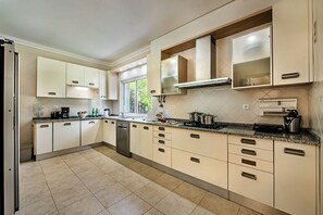 Fridge, oven, stovetop, dishwasher - Large villa with swimming pool within walking distance to the beach (Castro Marim)