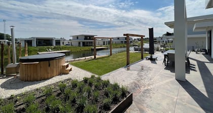 Villa avec jacuzzi et jetée