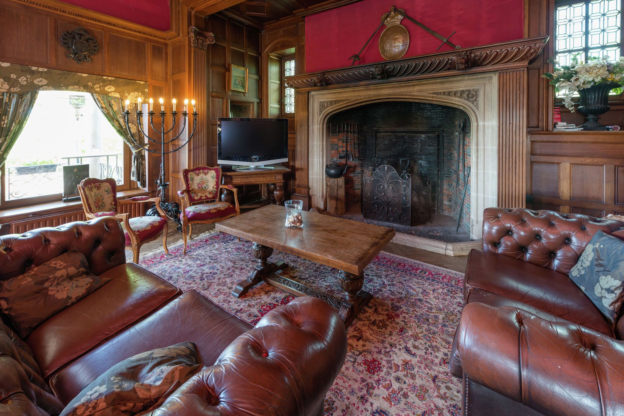 Smart-tv, een open haard, een dvd-speler en boeken