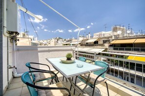 Outdoor dining - Snug apartment in Α θήνα with veranda (Αθήνα)
