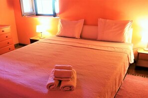 3 dormitorios, tabla de planchar con plancha, cuna de viaje