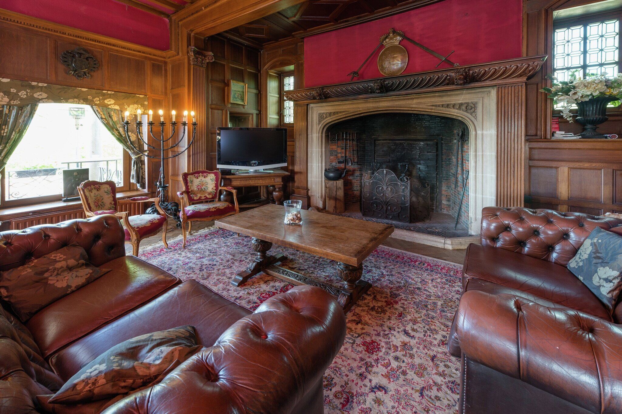 Smart TV, fireplace, DVD player, books