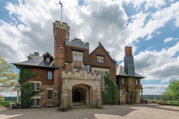 Exterior - Luxury Spa Castle with Swimming Pool. (Spa)