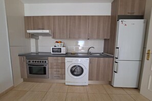 Frigorífico, microondas, horno y placa de cocina