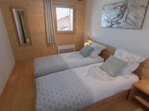 2 soveværelser, skrivebord